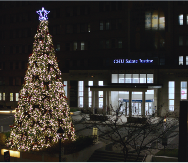 Un arbre de Noël illuminé devant le CHU Sainte-Justine