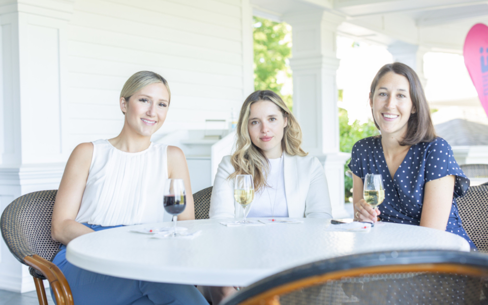 Trois femmes assises à une table