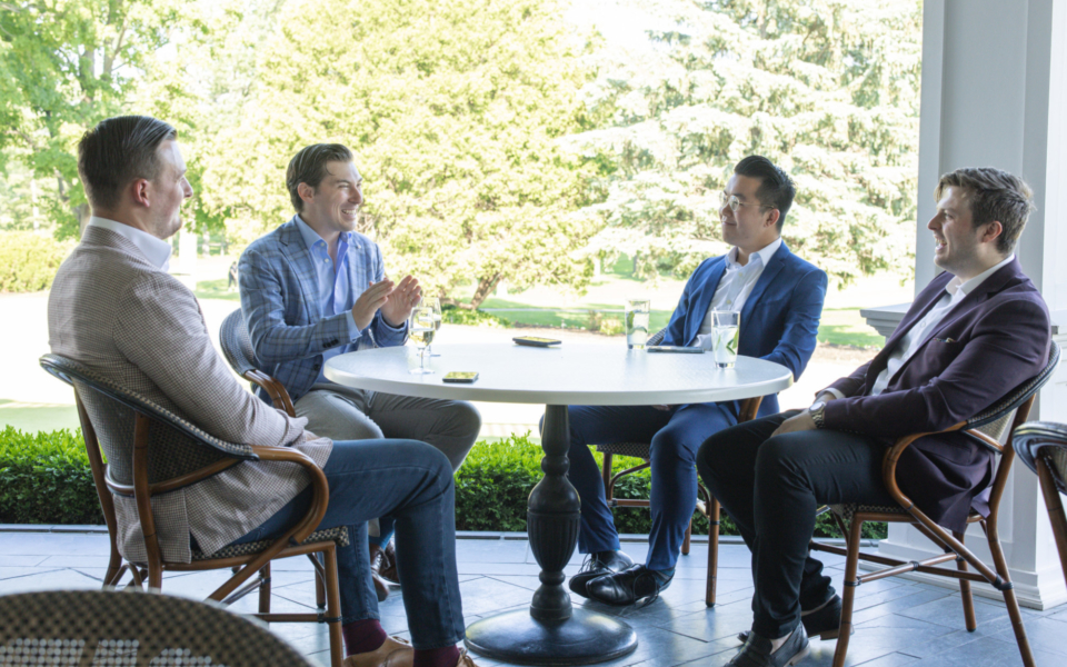 Quatre hommes qui discute à une table