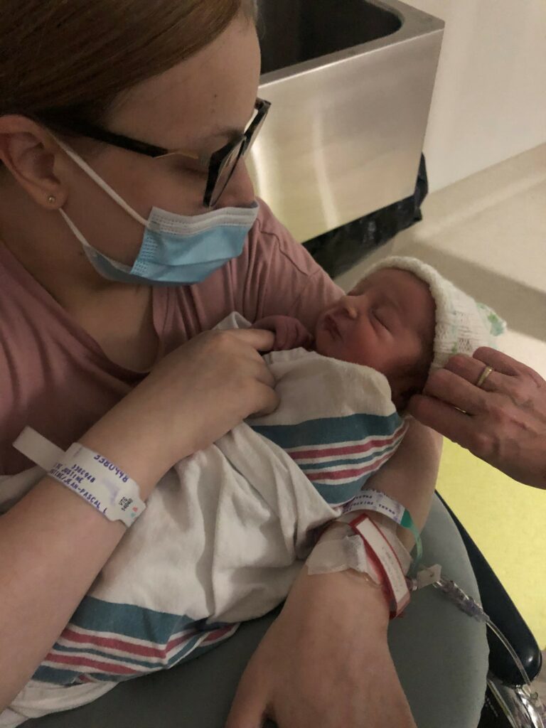 Justine avec son bébé Charles dans les mains à l'hôpital