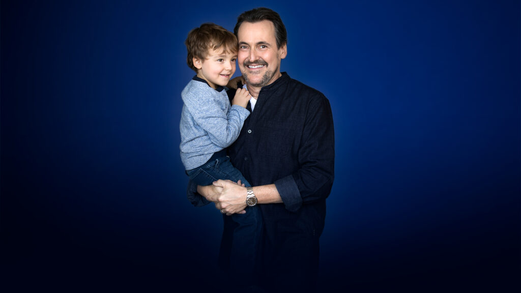 Guy A Lepage avec son fils, Thomas, dans les bras