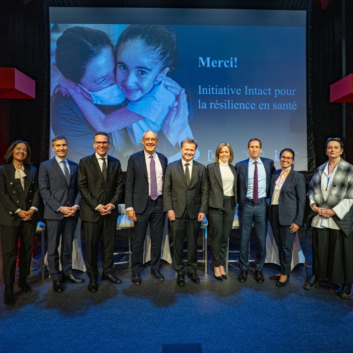 Hauts dirigeants d’Intact Corporation financière et membres du personnel de Sainte-Justine et de l’Université de Montréal rassemblés sur une scène.