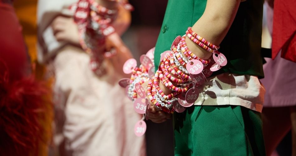 Un enfant porte plusieurs bracelets color&eacute;s.