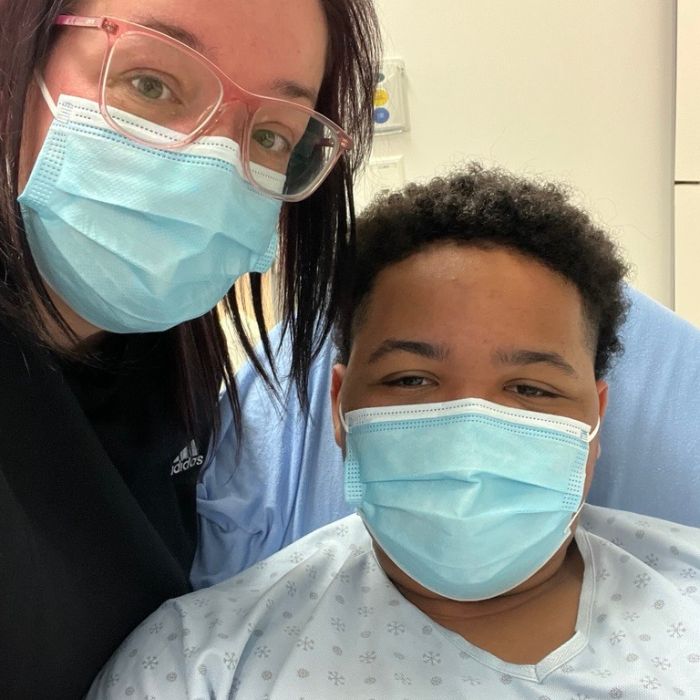 &Egrave;ve et William &agrave; l&rsquo;h&ocirc;pital, portant des masques 