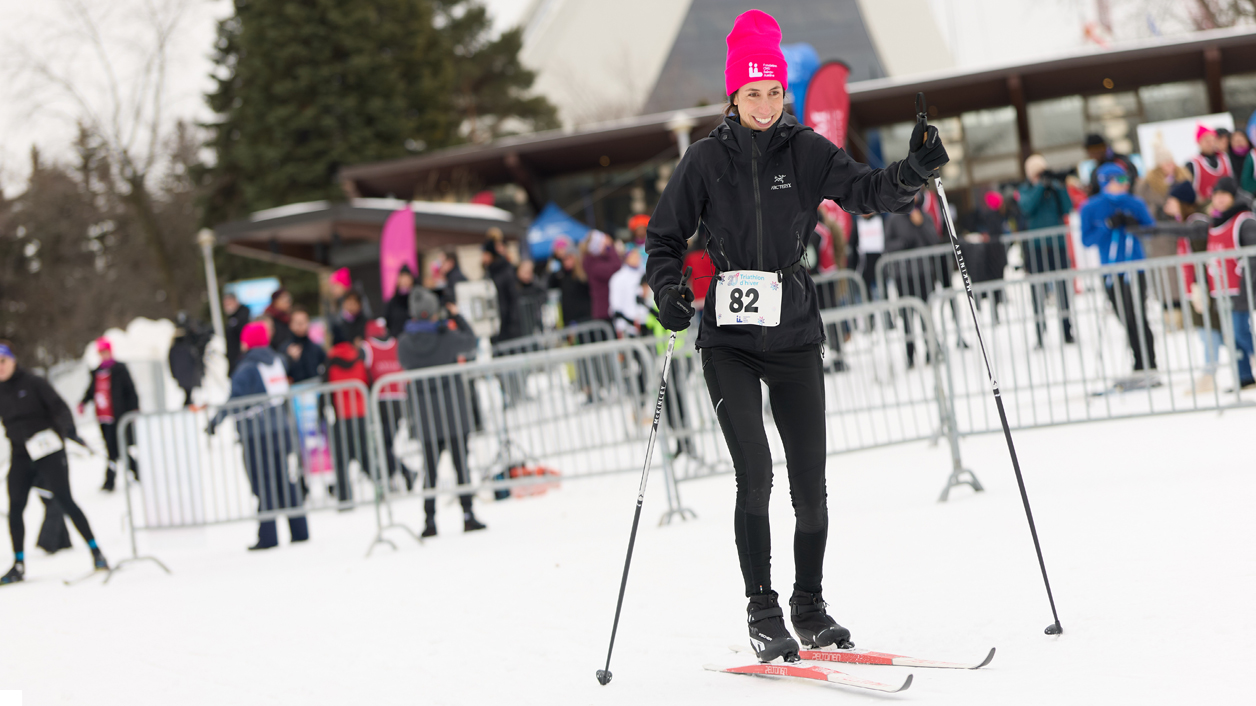 Une femme en ski de fond.