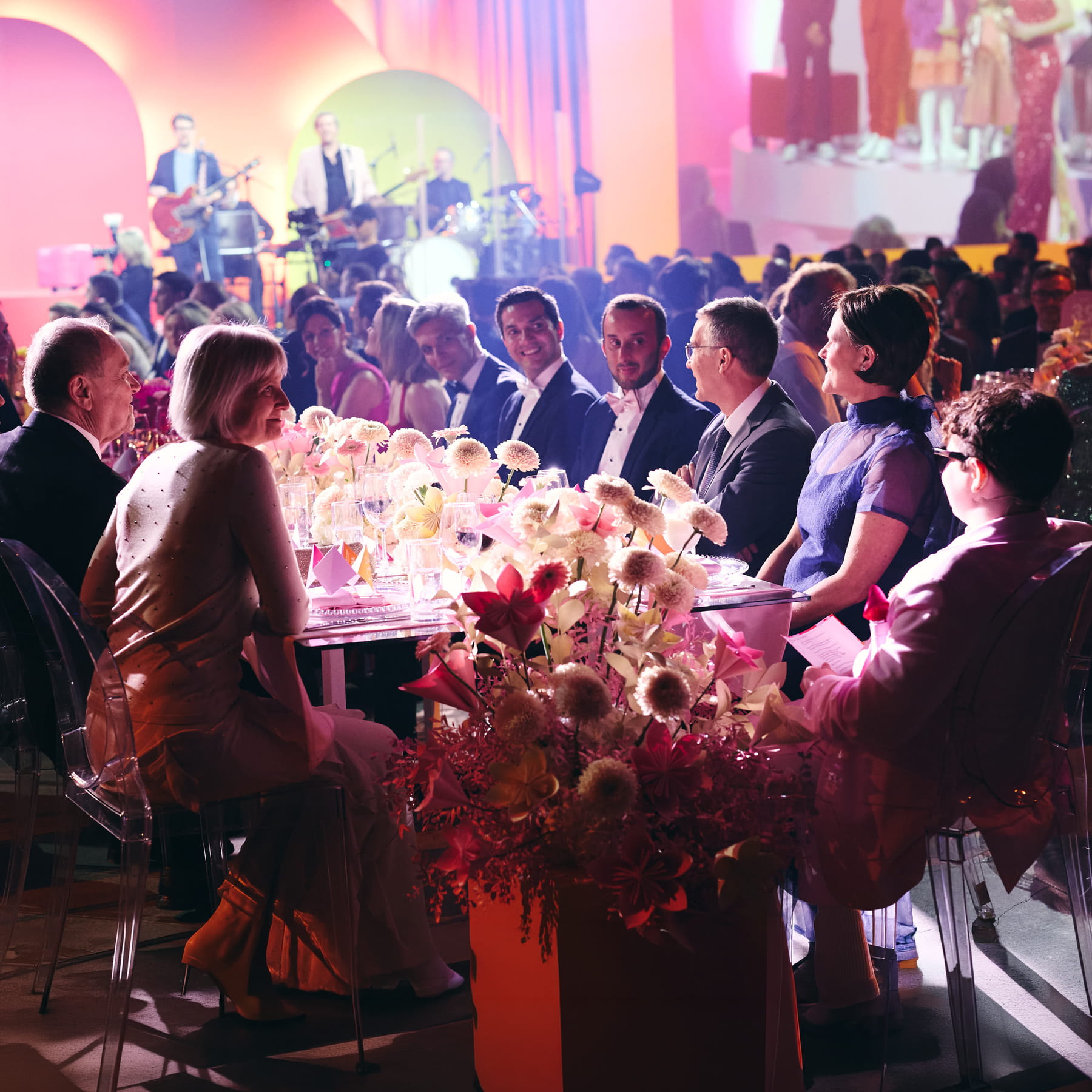 Un groupe discutant à table lors d’un banquet.