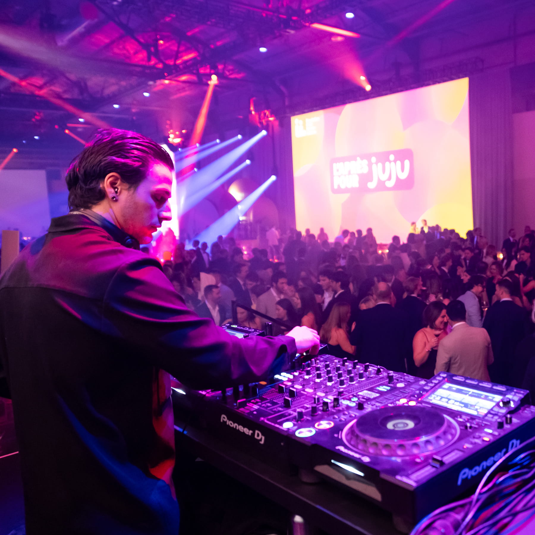 Un DJ donne une prestation devant public.