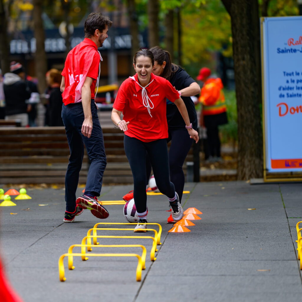Une femme portant une cape participe à une activité sportive. 