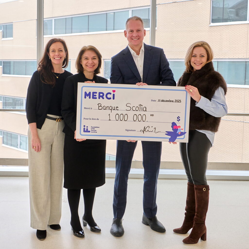 Quatre personnes tiennent un chèque sur lequel il est inscrit 1 million $. 