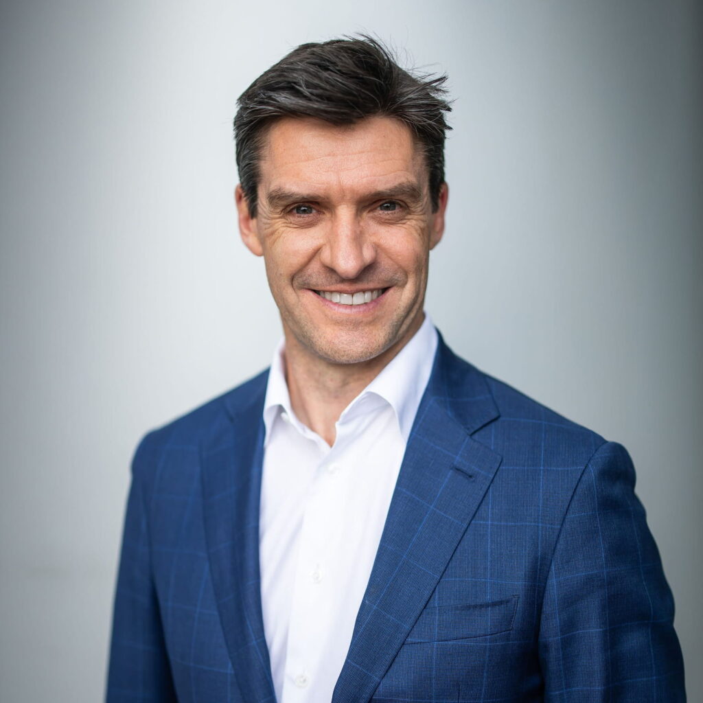 Frédéric Martel sourit en regardant la caméra. 