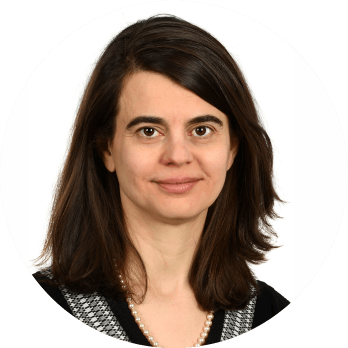 La Dre Sonia Cellot en regardant la caméra.