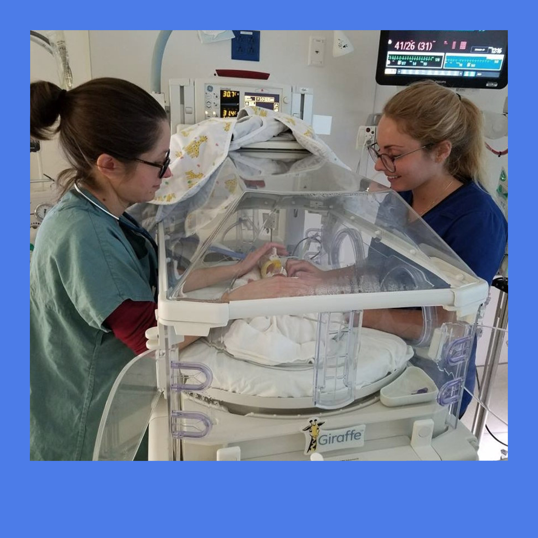 Deux soignantes s’occupent d’un bébé dans un incubateur.