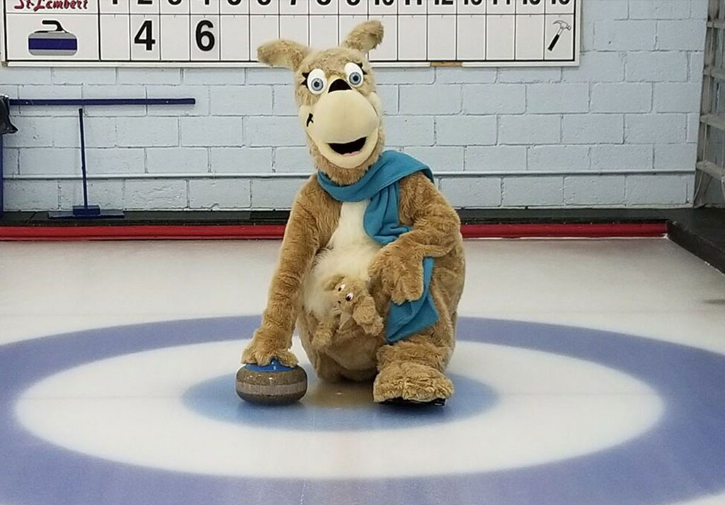 Cachou, la mascotte de Sainte-Justine, un kangourou tenant une pierre de curling, lors d&rsquo;un &eacute;v&eacute;nement de lev&eacute;e de fonds.